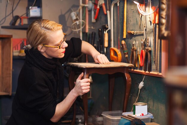 Photo une femme mature dans un atelier.