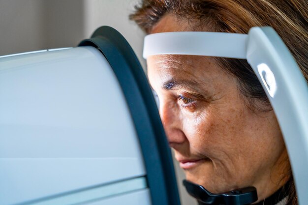 Une femme mature reçoit un traitement laser innovant pour le glaucome.