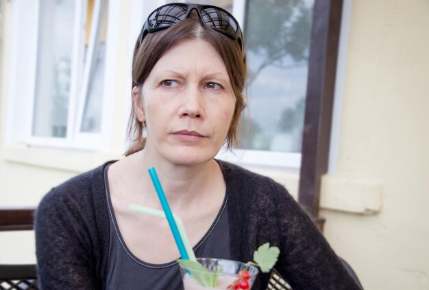 Photo une femme mature et réfléchie qui détourne le regard.