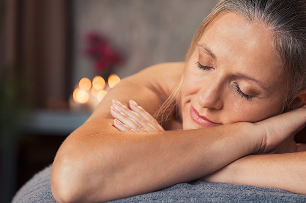 Femme mature se détendre au spa