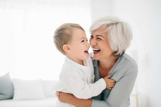 Une femme mature souriante et heureuse jouant avec son petit-fils aux cheveux gris.