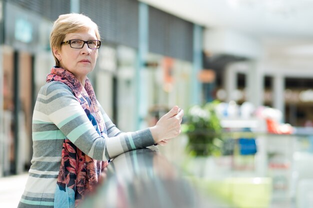 femme mature utilise un smartphone