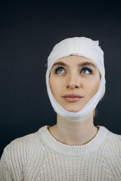 Femme avec des maux de tête bandés et se sentant mal