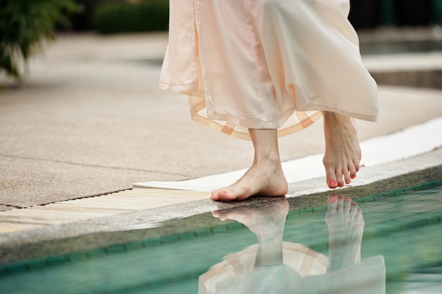 Femme méconnaissable au bord de la piscine