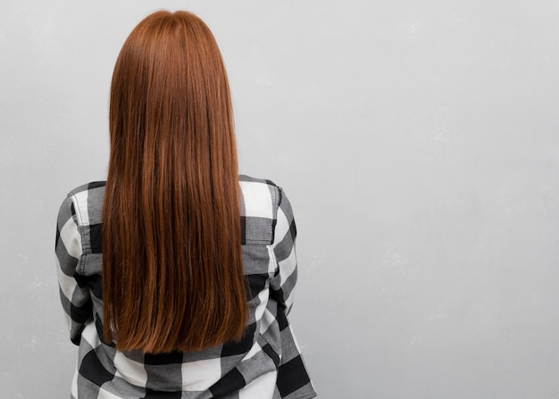 Femme méconnaissable aux cheveux longs