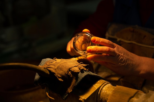 Femme méconnaissable décorant du verre en fabrication avec cercle de diamants