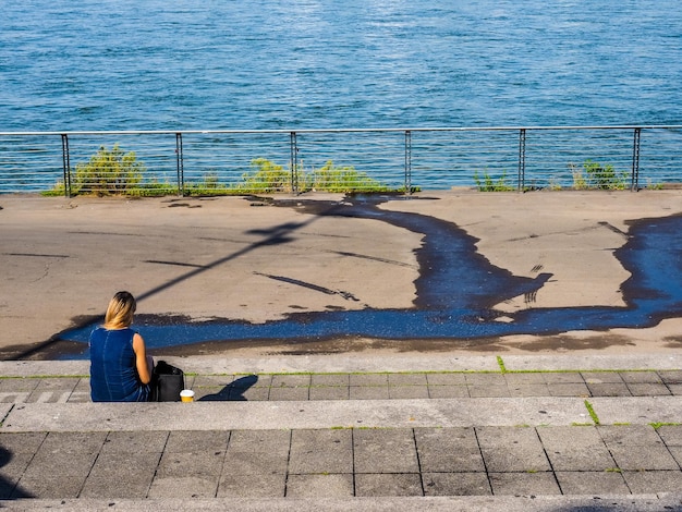 Femme méconnaissable HDR regardant le Rhin à Düsseldorf