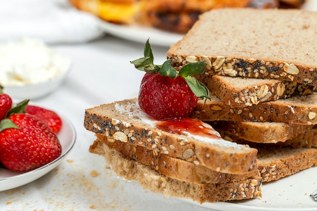 Femme méconnaissable prenant son petit déjeuner en pyjama à la maison