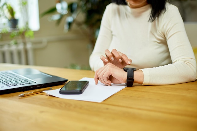 Femme méconnaissable utilisant une montre intelligente