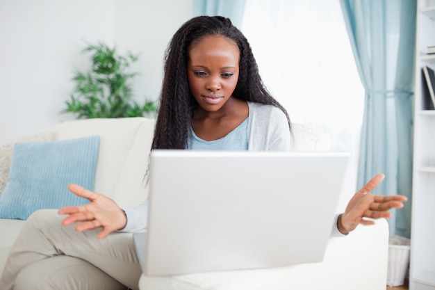 Photo femme mécontente avec son carnet