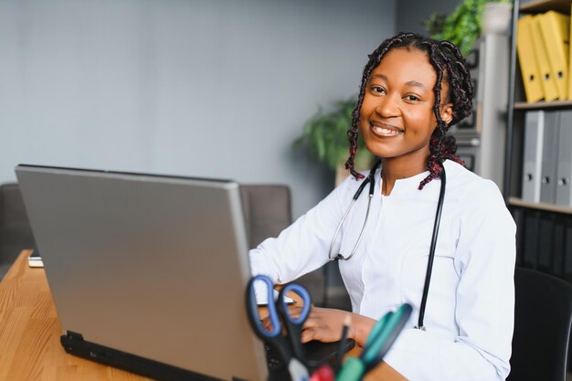 Une femme médecin africaine fait un appel vidéo de télémédecine en ligne consulter un patient Une thérapeute afro-américaine noire parle à la caméra lors d'un chat par vidéoconférence à distance Vue webcam face à la tête