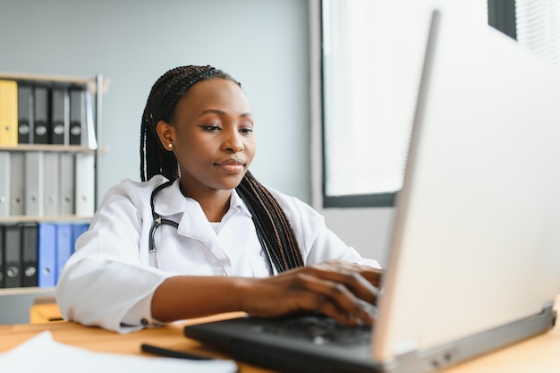 Une femme médecin africaine fait un appel vidéo de télémédecine en ligne consulter un patient Une thérapeute afro-américaine noire parle à la caméra lors d'un chat par vidéoconférence à distance Vue webcam face à la tête