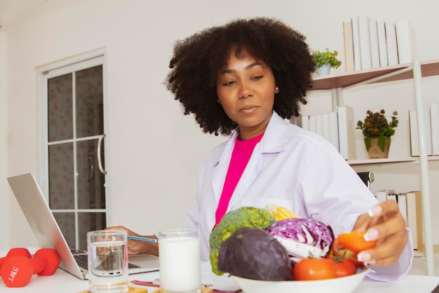 Une femme médecin africaine Des nutritionnistes américains veulent faire des recherches sur des légumes sains