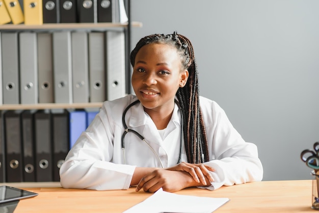 Femme médecin africaine parler avec le patient faire un appel vidéo webcam en ligne de télémédecine Femme thérapeute vidéoconférence sur ordinateur dans le chat virtuel d'ordinateur portable de télémédecine à distance Concept de télésanté