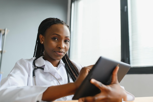 Femme médecin africaine parler avec le patient faire un appel vidéo webcam en ligne de télémédecine Femme thérapeute vidéoconférence sur ordinateur dans le chat virtuel d'ordinateur portable de télémédecine à distance Concept de télésanté