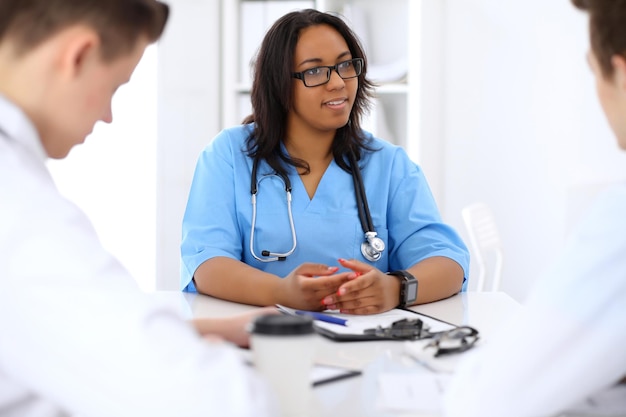 Photo femme médecin afro-américaine avec un collègue à l'hôpital