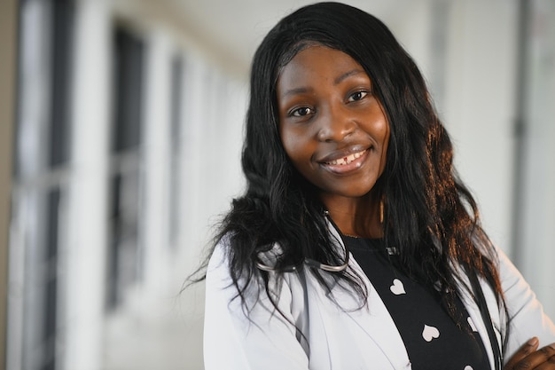 Femme médecin afro-américaine dans le couloir de l'hôpital