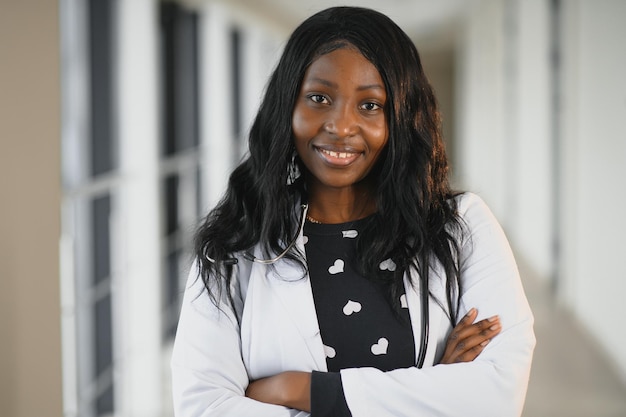 Femme médecin afro-américaine dans le couloir de l'hôpital