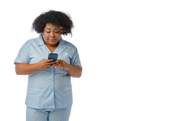 Femme médecin afro-latine regardant des rendez-vous médicaux au téléphone espace de copie de fond blanc