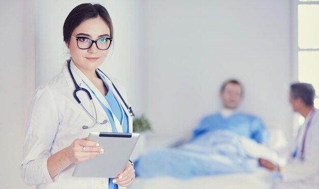 Femme médecin à l'aide d'une tablette dans le hall de l'hôpital