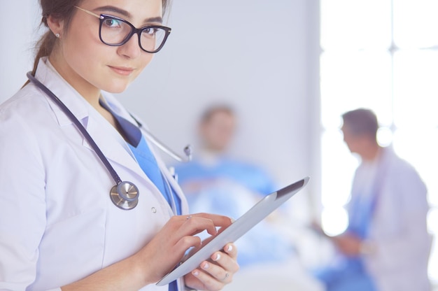 Femme médecin à l'aide d'une tablette dans le hall de l'hôpital