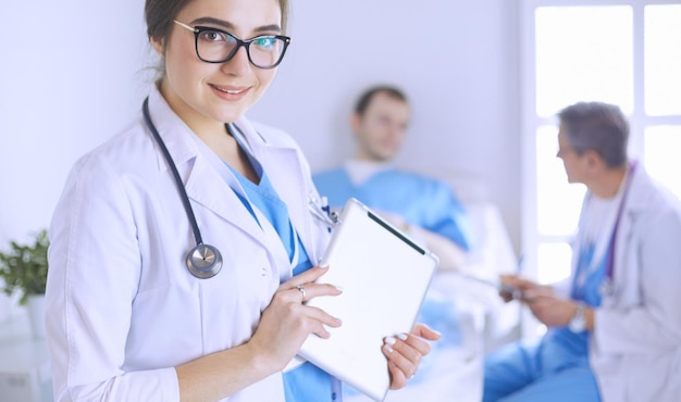 Femme médecin à l'aide d'une tablette dans le hall de l'hôpital