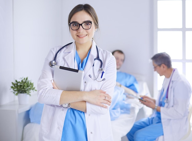 Femme médecin à l'aide d'une tablette dans le hall de l'hôpital