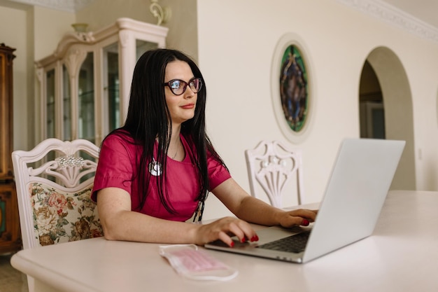 Femme médecin asiatique assise au bureau de l'hôpital donnant à tous les patients des conseils de service en ligne et souriant écrire une ordonnance pour commander des soins médicaux et prévenir le concept de maladie