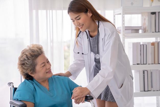 femme médecin asiatique à l'hôpital