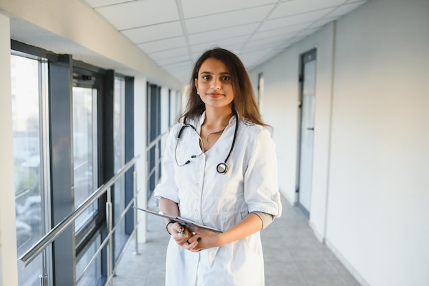 Une femme médecin asiatique indienne dans un bureau d'hôpital avec stéthoscope