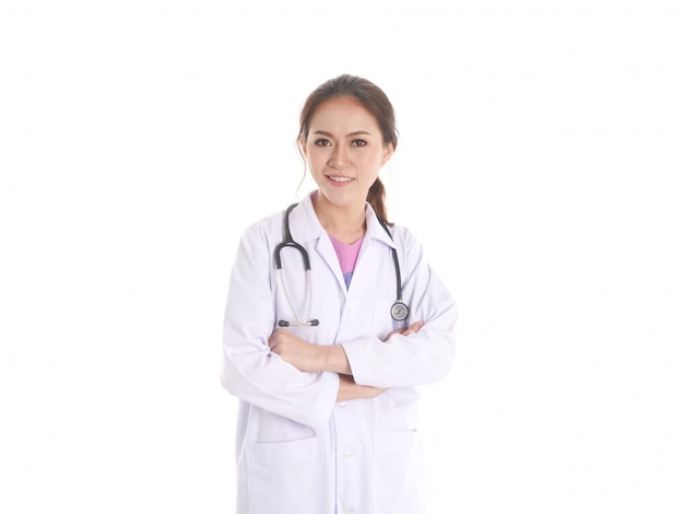 Femme médecin asiatique isolé sur fond blanc