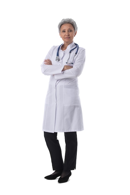Femme médecin asiatique mature avec stéthoscope isolé sur fond blanc, portrait en pied