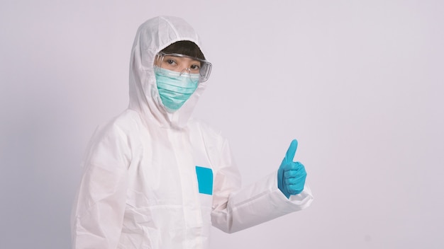 Une femme médecin asiatique porte un costume d'EPI ou un équipement de protection individuelle et un masque et des gants médicaux