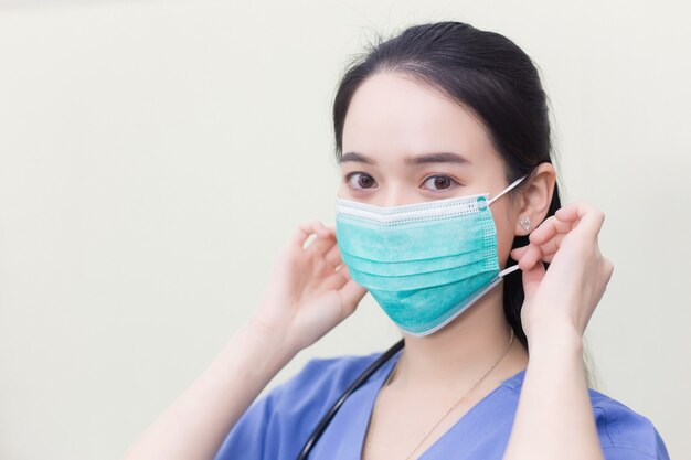 Une femme médecin asiatique porte des masques médicaux pour se protéger du Coronavirus19 COVID19