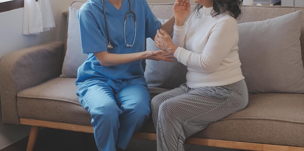 Une femme médecin asiatique a rendu visite à une femme patiente pour diagnostiquer et vérifier sa santé à domicile ou dans un hôpital privé Une patiente a expliqué son problème de santé et ses symptômes au médecin Un service de soins de santé premium à domicile