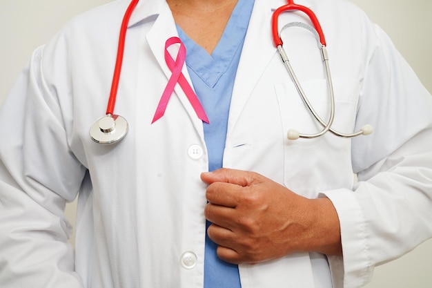 Femme médecin asiatique avec ruban rose Journée mondiale du cancer du sein en octobre