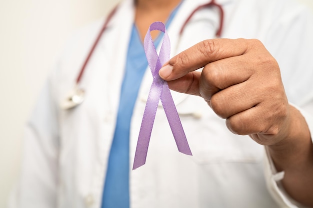 Photo femme médecin asiatique avec ruban violet signe de la journée de la maladie d'alzheimer cancer du pancréas épilepsie lupus