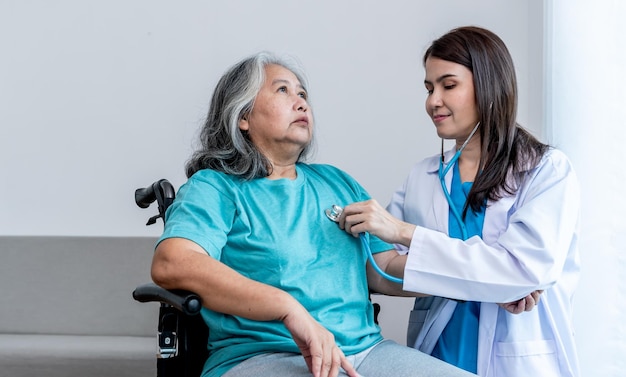 une femme médecin asiatique utilisant un stéthoscope Écoutez la fréquence cardiaque des femmes âgées pour vérifier les maladies cardiaques pour le bilan de santé annuel des personnes âgées et le concept de soins de santé