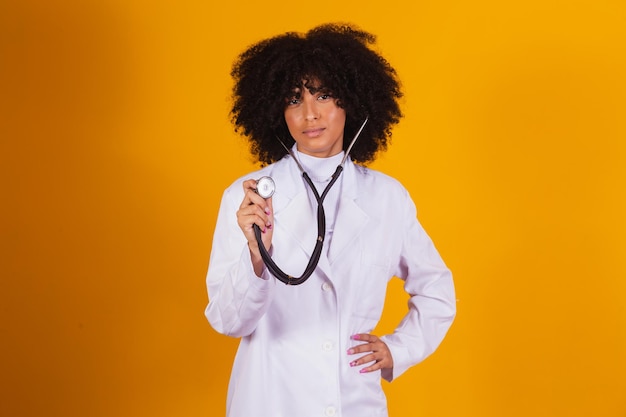 Femme médecin aux cheveux blancs tenant un stéthoscope