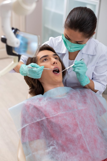 Femme médecin aux cheveux noirs dans une blouse blanche