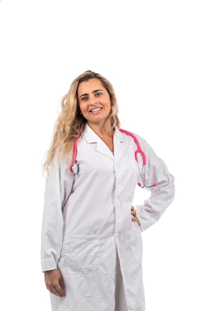 femme médecin blonde avec stéthoscope rose sur fond blanc.