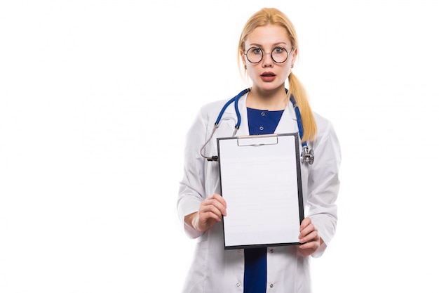 Femme médecin en blouse blanche avec le presse-papier