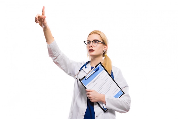 Femme médecin en blouse blanche avec le presse-papier