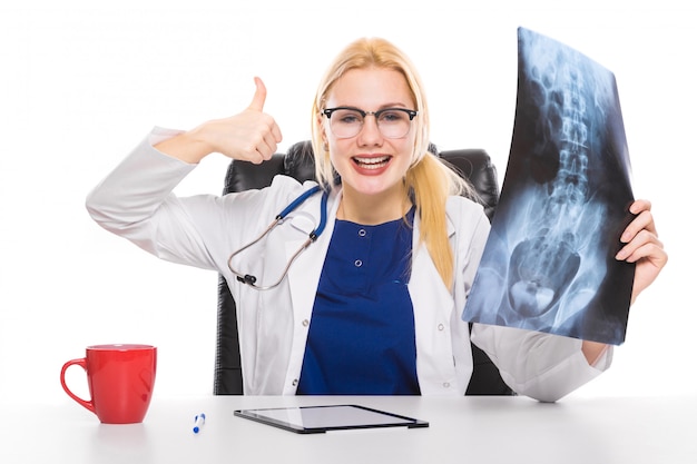 Femme médecin en blouse blanche avec rayons X