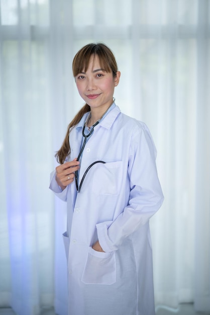 femme médecin en blouse blanche avec stéthoscope médical Portrait belle jeune médecin asiatique