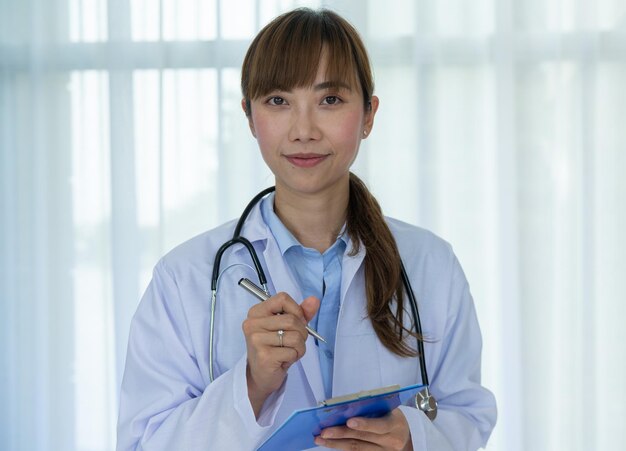 femme médecin en blouse blanche avec stéthoscope médical et prescription du patient