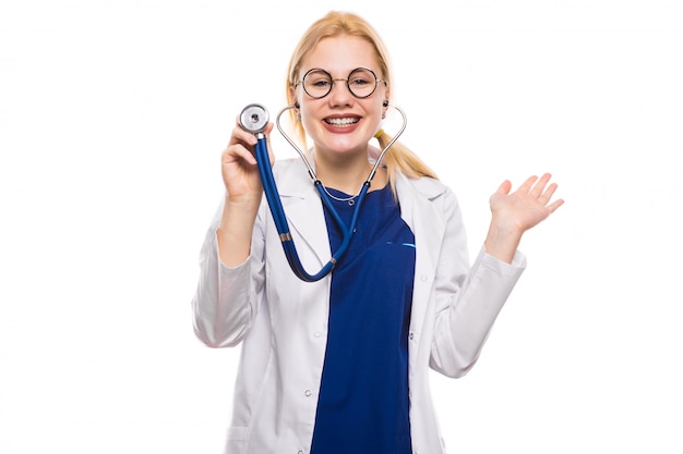 Femme médecin en blouse blanche avec stéthoscope