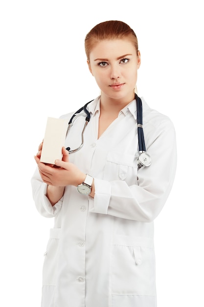 Femme médecin en blouse blanche tenant en mains une boîte avec un nouveau médicament