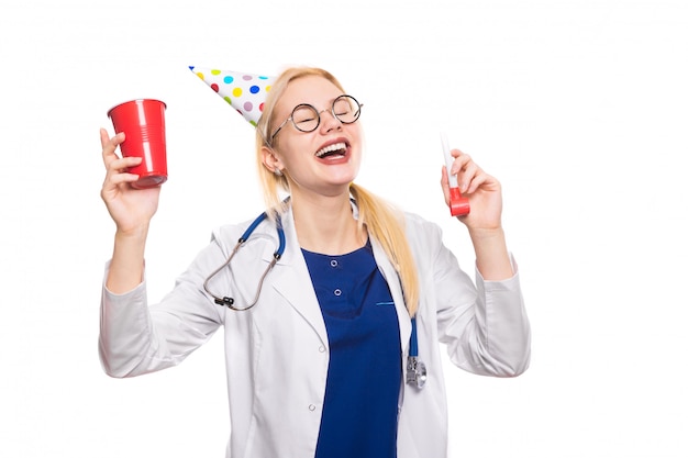 Femme médecin en blouse blanche avec des trucs de fête