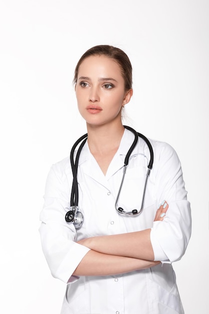 Femme médecin en blouse blanche